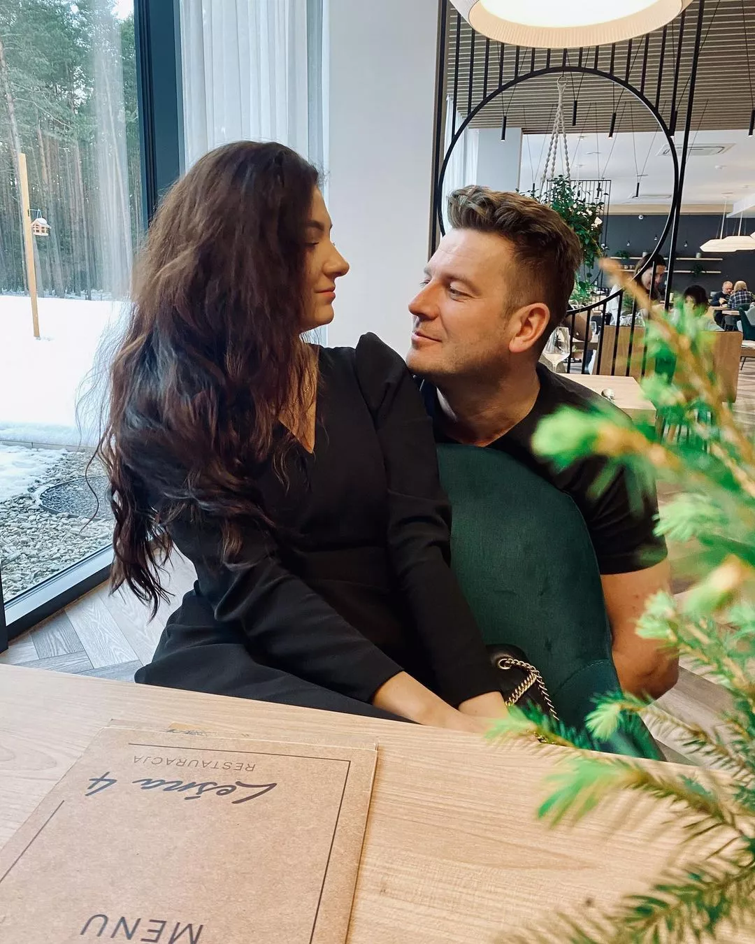 Romantyczne chwile we dwoje! Uwielbiany wokalista disco polo Sylwek Gazda Power Play w czułych objęciach z żoną!  